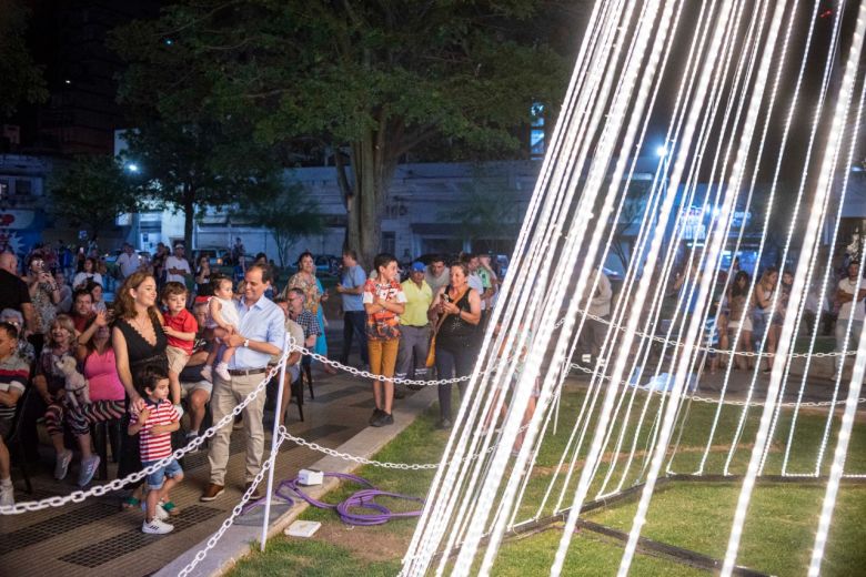 Llamosas inauguró el nuevo reloj del Palacio Municipal y encendió el pino de navidad