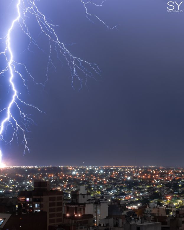 Cordobés “cazatormentas” que deslumbra con sus fotos en las redes sociales