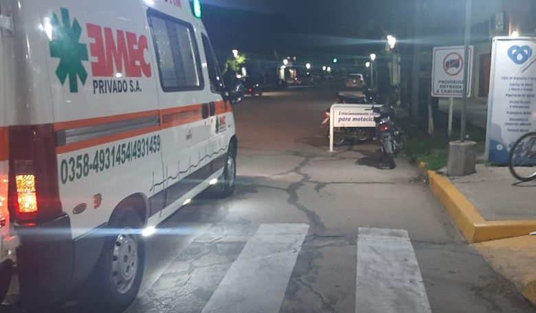 Un auto chocó a una motocicleta y quedó herido su conductor