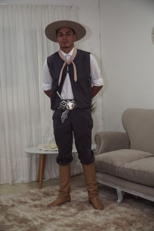 A pura emoción y ejemplo de superación, la historia del joven que egresó vestido de gaucho