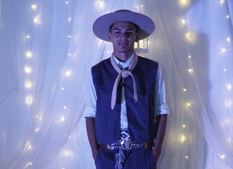 A pura emoción y ejemplo de superación, la historia del joven que egresó vestido de gaucho