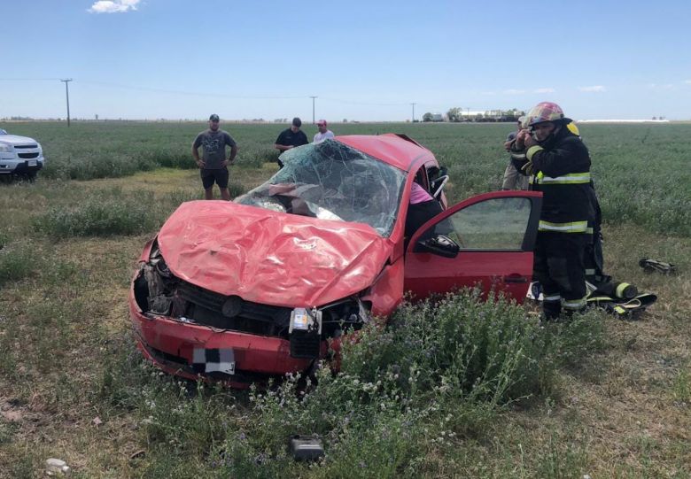 Un joven falleció y una mujer fue hospitalizada tras volcar en Vicuña Mackenna