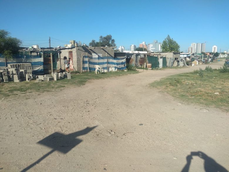 La policía detiene la construcción de una vivienda en el asentamiento frente al corsódromo