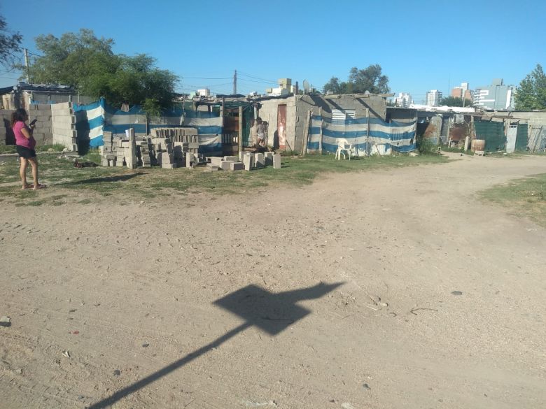 La policía detiene la construcción de una vivienda en el asentamiento frente al corsódromo