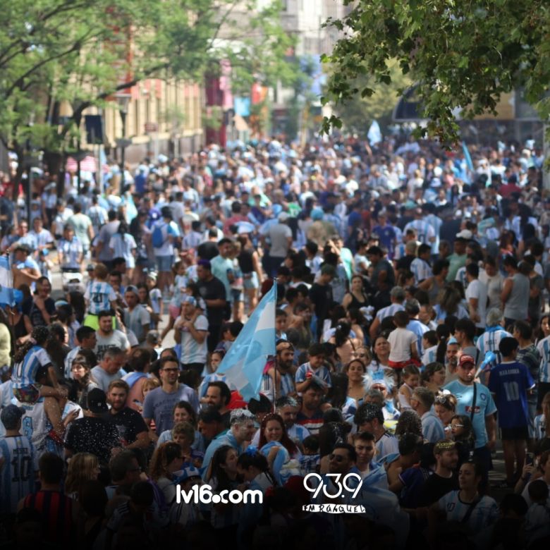 Miles de riocuartenses salieron a las calles a festejar la tercera Copa del Mundo