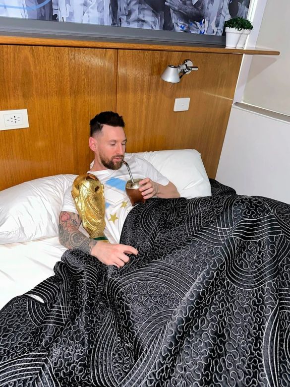 La foto de Messi durmiendo con la Copa del Mundo tras su llegada a la Argentina