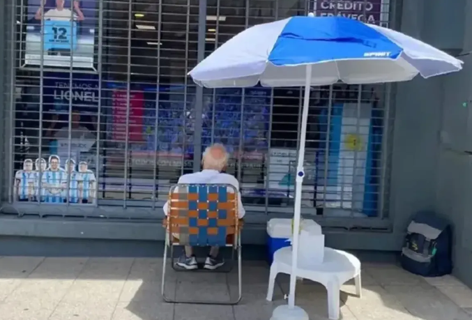 El abuelo que se volvió viral por mirar el mundial en la vereda de una casa de electrodomésticos de Paraná