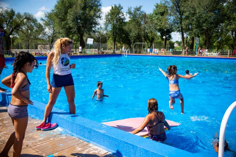 Arrancó la temporada en Río Cuarto con sus piletones, costas del río y camping a pleno