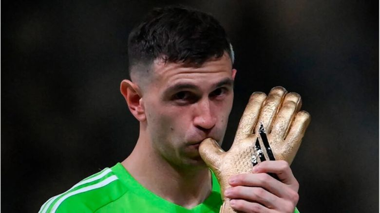 Dibu Martínez, feliz con el tatuaje con el que celebró la Copa Mundial