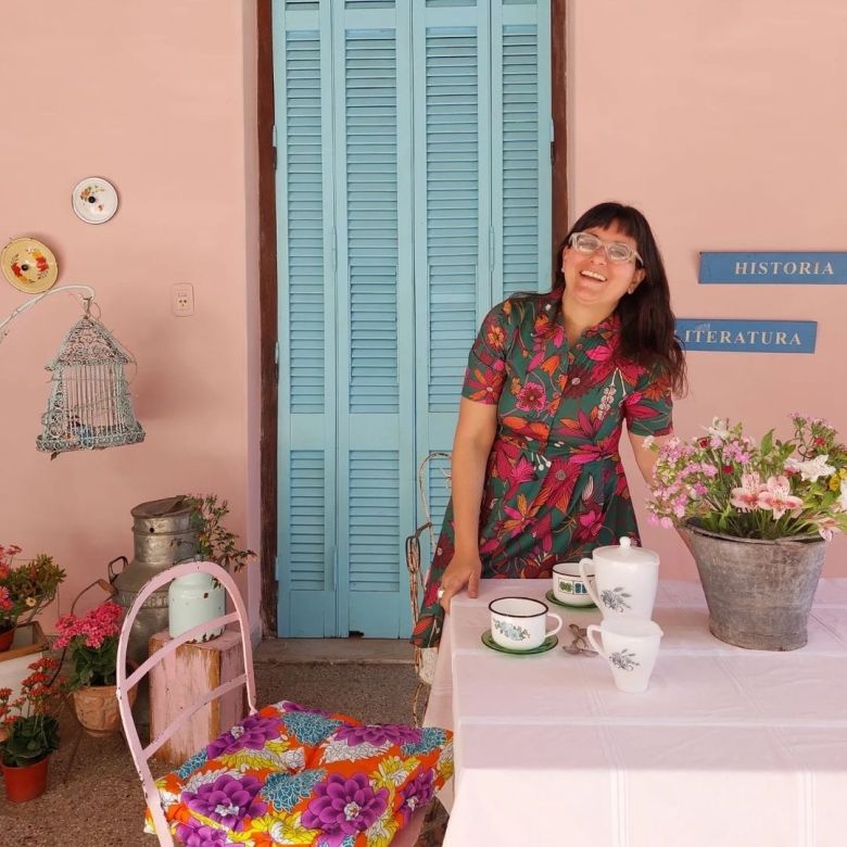 Viaja con su familia por pueblitos en busca de “cacharros de la abuela” y los vende en su casa chorizo