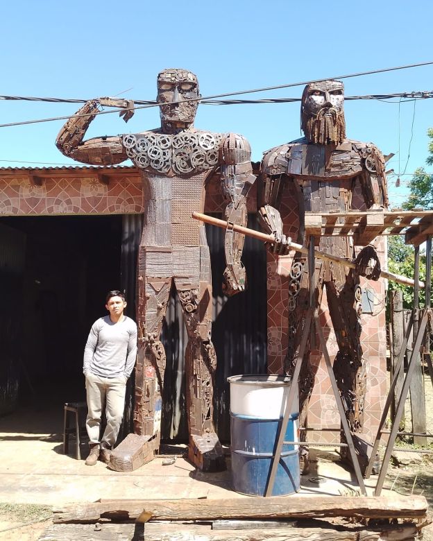 Carlos Uruzola, el correntino que encontró la libertad en su arte con chatarra