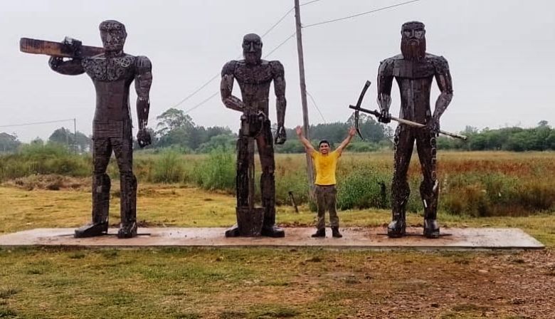 Carlos Uruzola, el correntino que encontró la libertad en su arte con chatarra