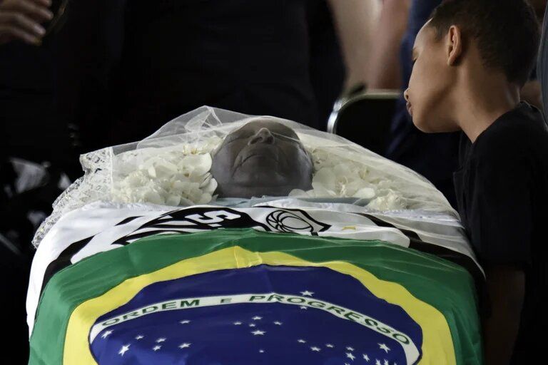 La despedida a Pelé: el presidente Lula pasó por el funeral para darle el último adiós a la leyenda de Brasil