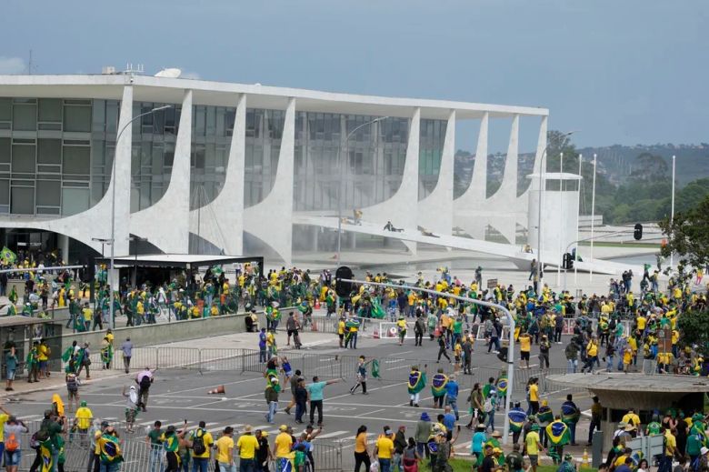 Comenzó el desalojo de los bolsonaristas en Brasilia y hay 1.200 detenidos