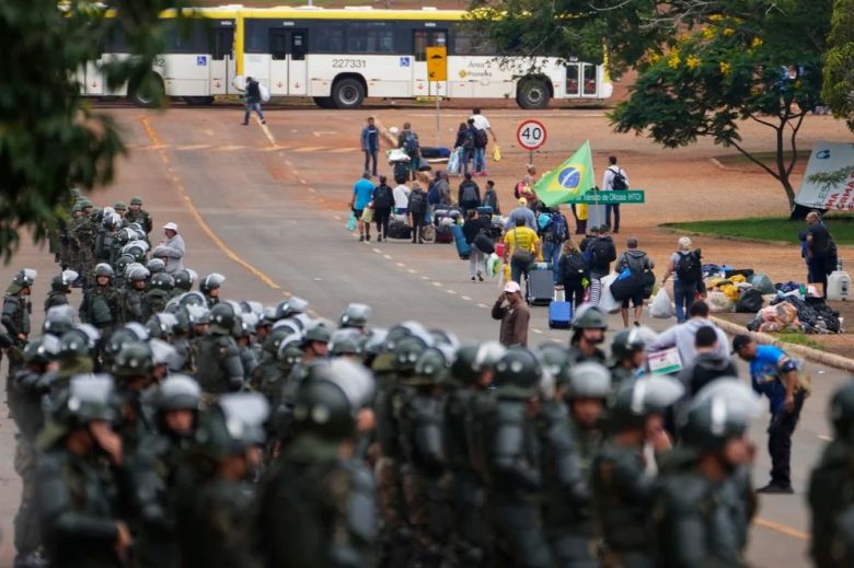 Comenzó el desalojo de los bolsonaristas en Brasilia y hay 1.200 detenidos