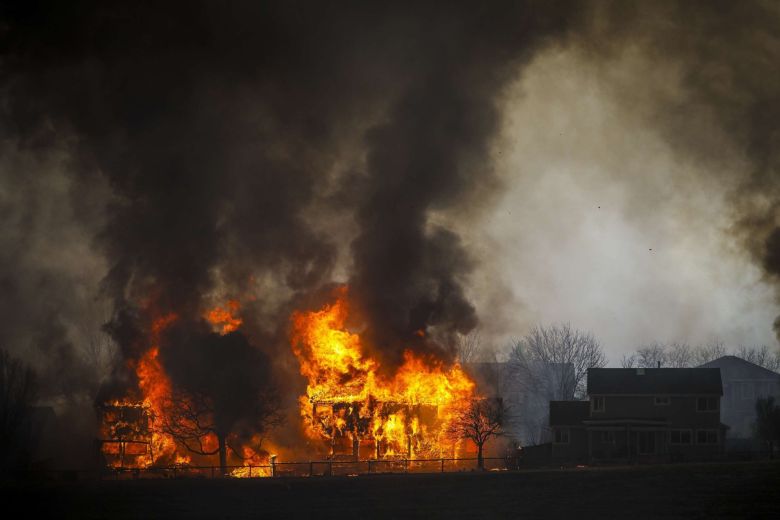 Un voraz incendio consumió una casa en Coronel Moldes