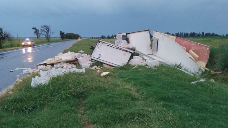 Un camión volcó en cercanía de Baigorria