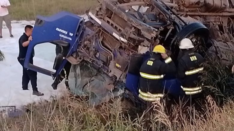 Un camionero falleció tras volcar cerca de Ballesteros