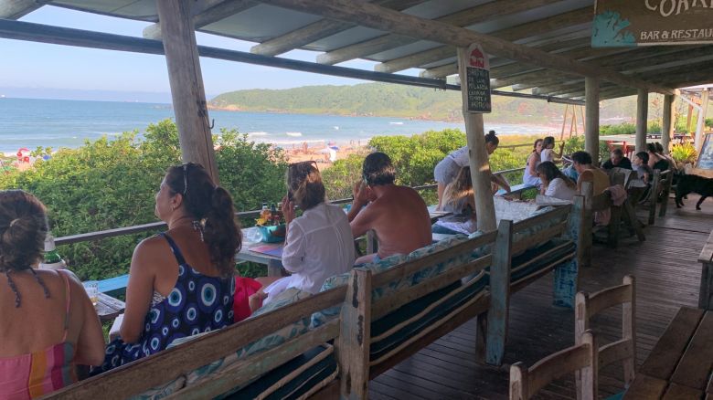 El economista argentino que cambió su vida y montó el primer restaurante de Praia Do Rosa