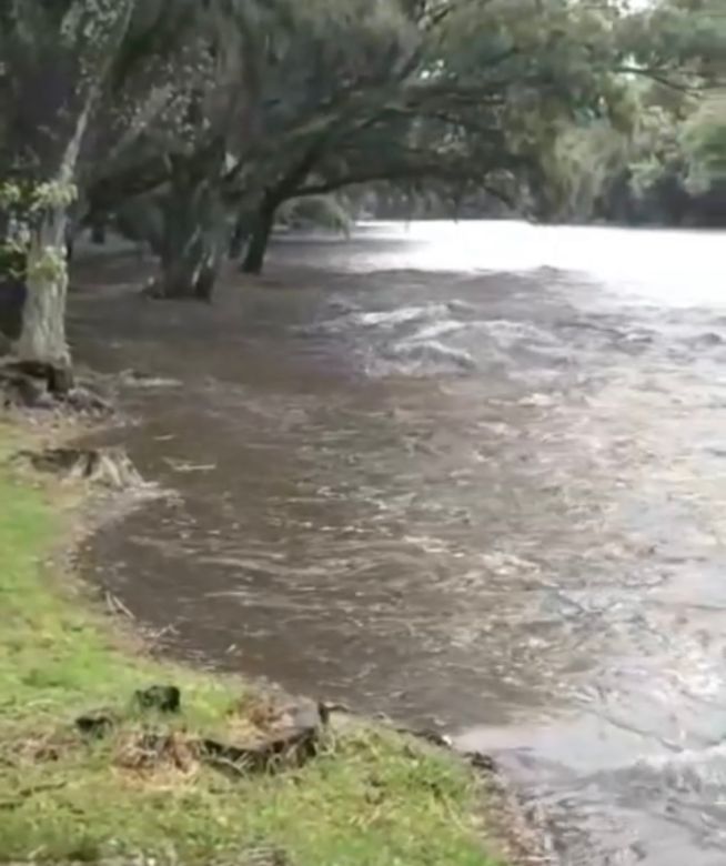 Importante crecida del río en Alpa Corral: precipitaron más de 50 milímetros 