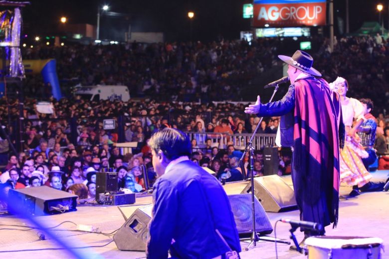 La octava noche fue la más multitudinaria con el Chaqueño Palavecino