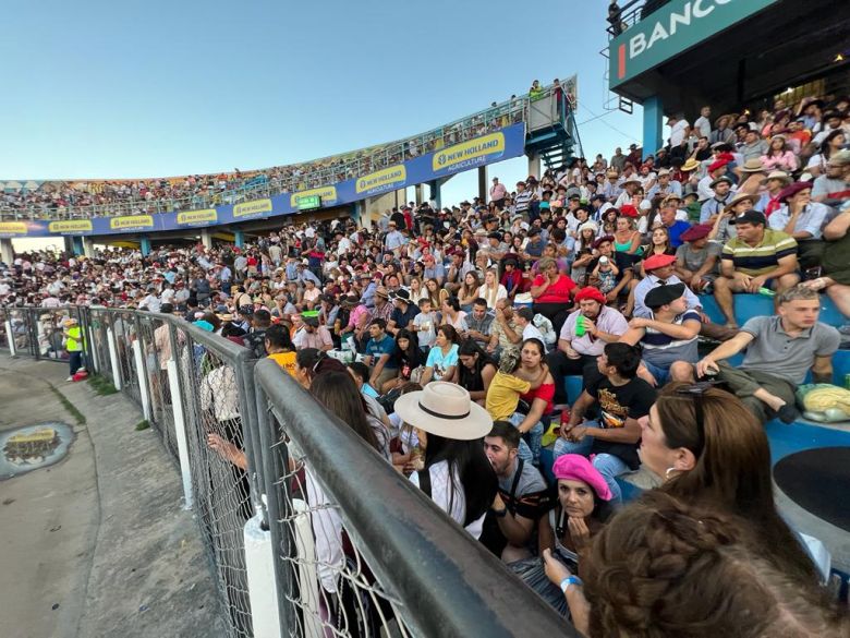 La novena noche de Jesús María explotó con una multitud de público