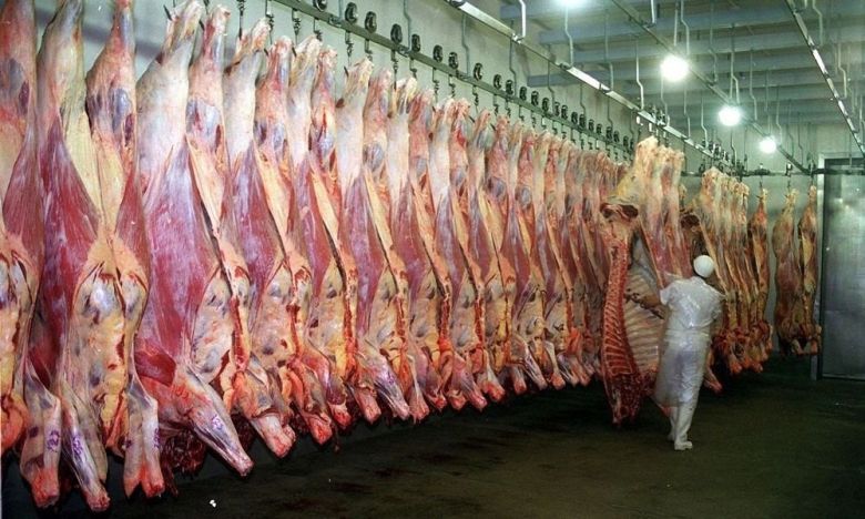 Se habilitó el troceo y la descarga mecánica de la carne vacuna