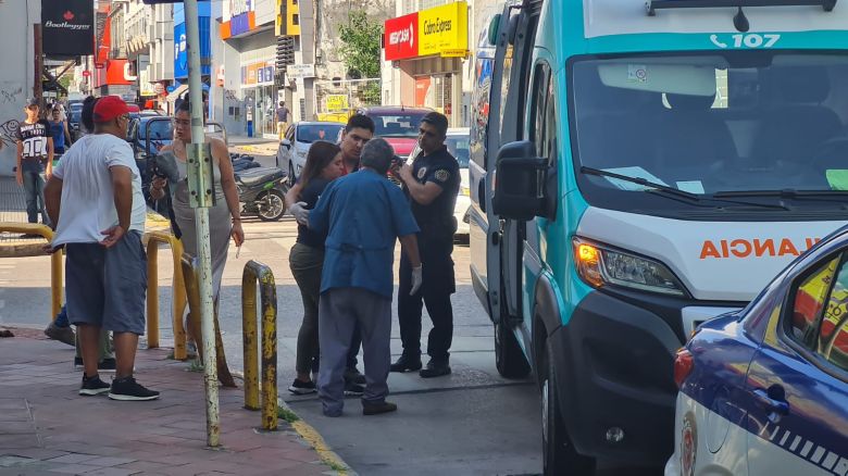 Una persona herida en la vía pública se quejó ante la demora de la ambulancia 