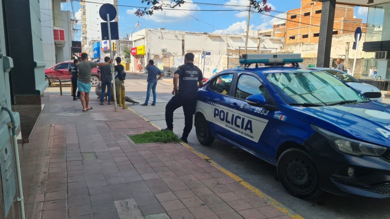 Una persona herida en la vía pública se quejó ante la demora de la ambulancia 