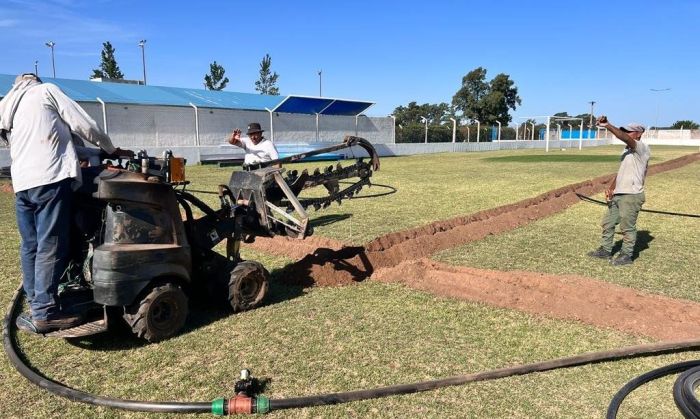 Nuevas obras de sistema de riego en la cancha del "Celeste"