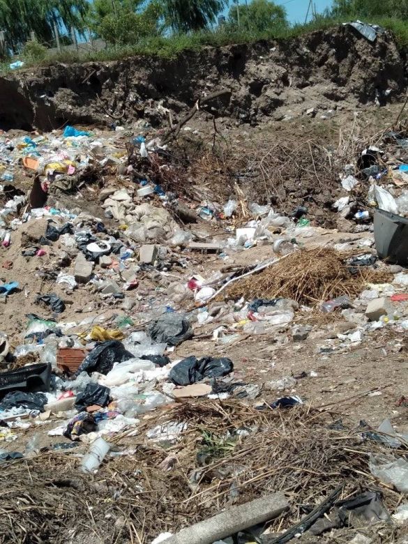 Denuncian descontrol de basura debajo del Puente Alberdi