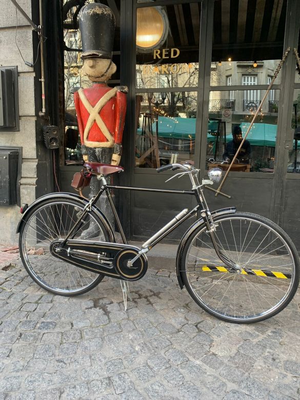 Un artista que restaura bicicletas y deja como nuevos los modelos antiguos más representativos