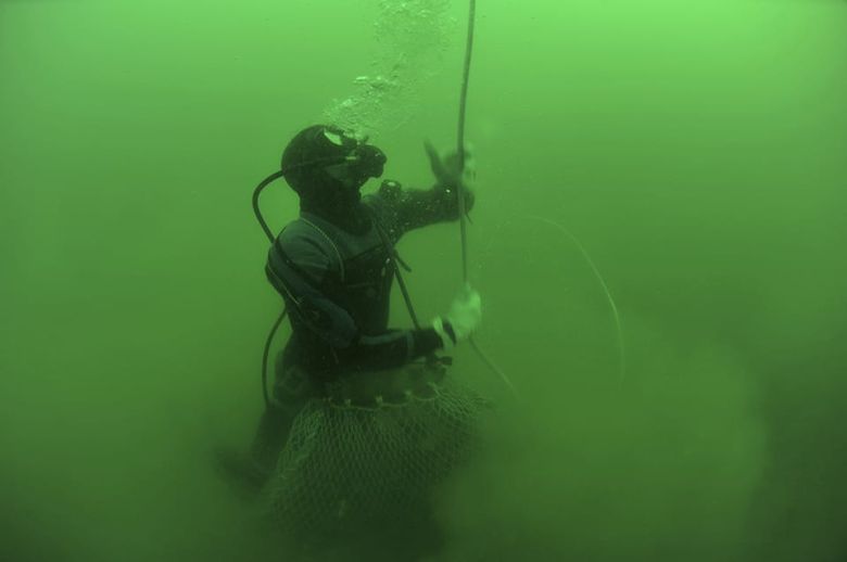 Se hacen a la mar para buscar el sustento del día de manera artesanal