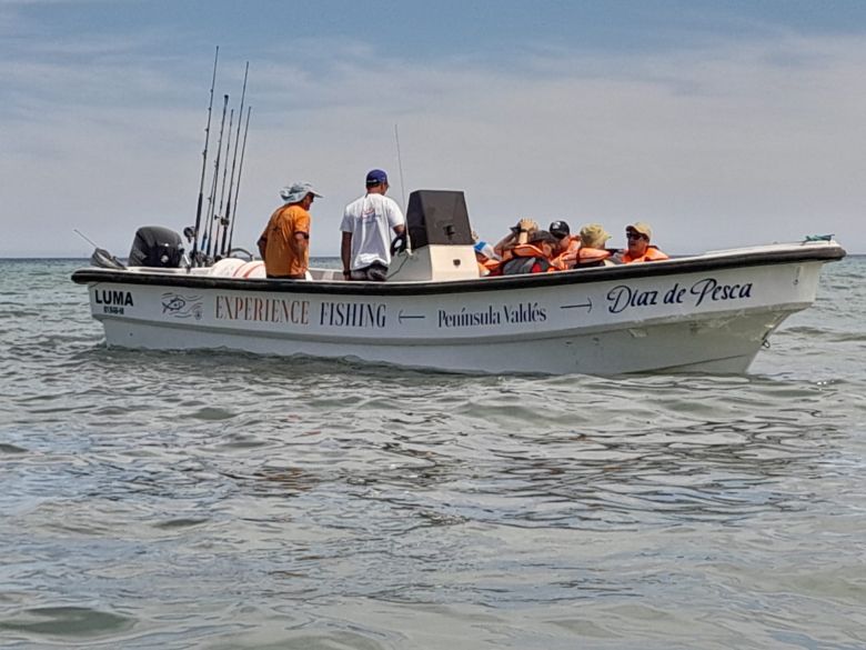 Se hacen a la mar para buscar el sustento del día de manera artesanal