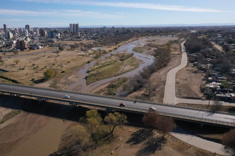 El río Cuarto recuperó torrente y tiene un cauce interno entre los islotes formados en sequía