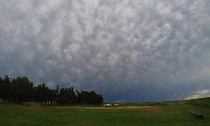 Tormenta eléctricamente agresiva en la zona rural de Suco