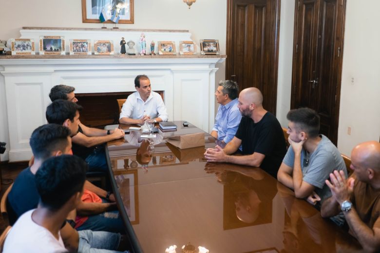 El Intendente recibió a los integrantes del Club Sportivo y Biblioteca Atenas tras el ascenso al Torneo Federal A