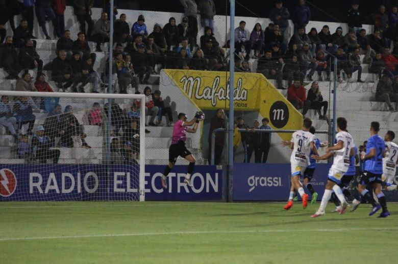 Estudiantes consiguió un punto sobre el final 