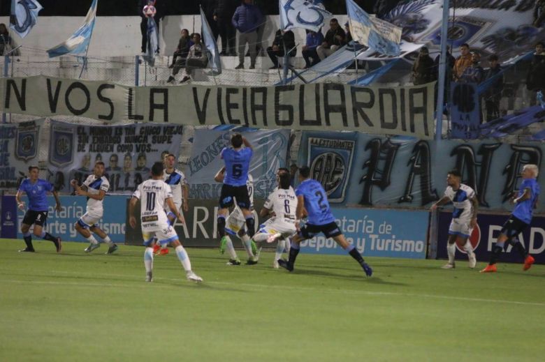 Estudiantes consiguió un punto sobre el final 