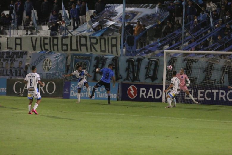 Estudiantes consiguió un punto sobre el final 