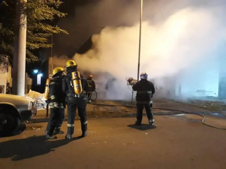 Daños casi totales al incendiarse una vivienda en Cuatro Vientos