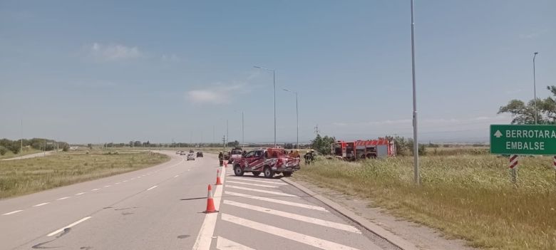 Volcó una camioneta en el cruce de la autovía Bustos y ruta 5 