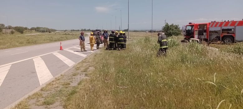 Volcó una camioneta en el cruce de la autovía Bustos y ruta 5 