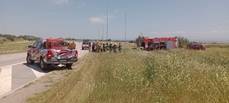 Volcó una camioneta en el cruce de la autovía Bustos y ruta 5 