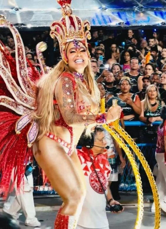 La hermana de Neymar desfiló en el carnaval de Río de Janeiro y sorprendió a todos con un llamativo traje