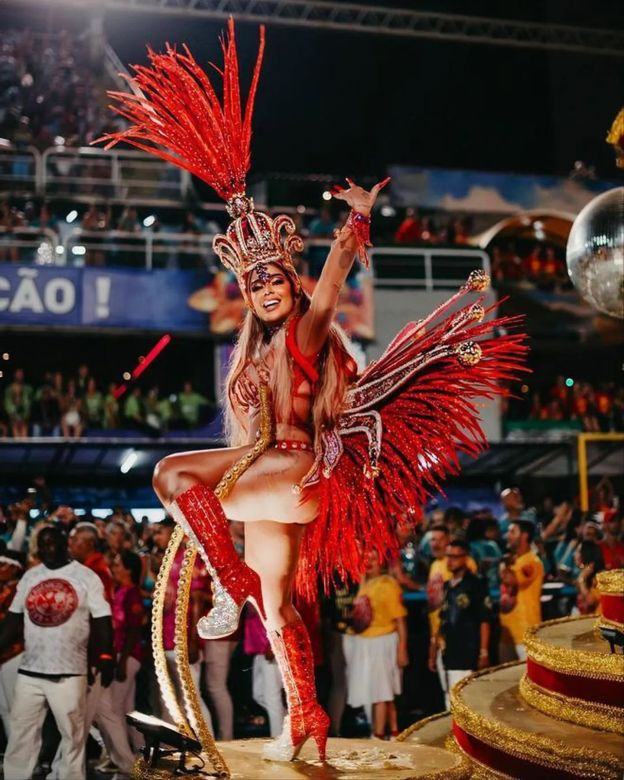 La hermana de Neymar desfiló en el carnaval de Río de Janeiro y sorprendió a todos con un llamativo traje