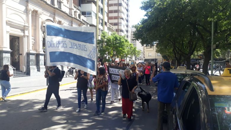 Importante manifestación del nivel inicial y primario en el paro de UEPC y SADOP