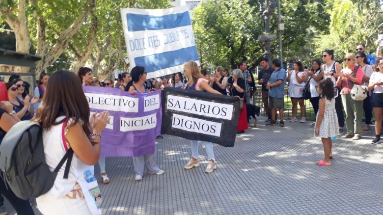 Importante manifestación del nivel inicial y primario en el paro de UEPC y SADOP