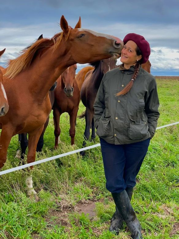 Paula Lorber, una joven gaucha que muestra en sus redes el amor por los animales y la vida en el campo