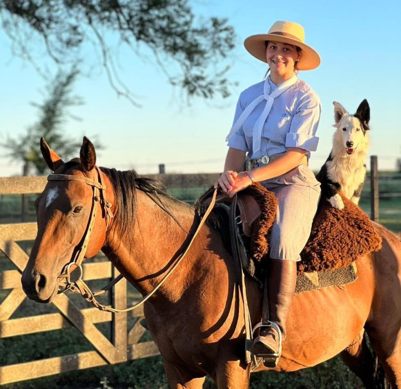 Paula Lorber, una joven gaucha que muestra en sus redes el amor por los animales y la vida en el campo